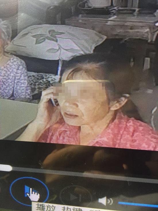 Con gái đau lòng phát hiện mẹ già 93 tuổi bị người giúp việc ngược đãi dã man - Ảnh 2.