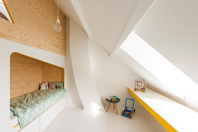 Với phòng ngủ nhỏ mà có võ thế này, bố mẹ hoàn toàn có thể yên tâm về nơi ngủ, chỗ chơi cho trẻ - Ảnh 3.