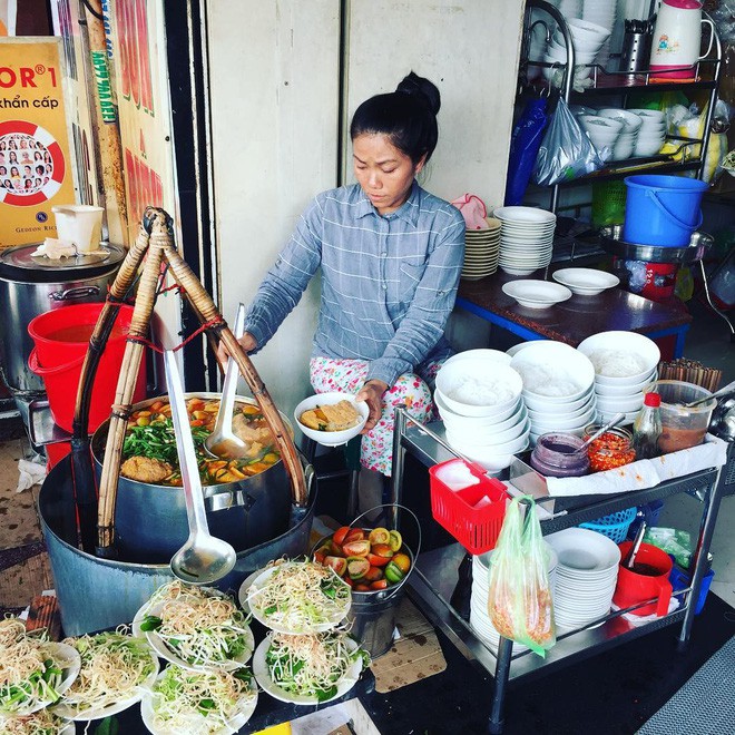 4 quán ăn bình dân vừa ngon, vừa dễ đụng người nổi tiếng ở Sài Gòn - Ảnh 9.