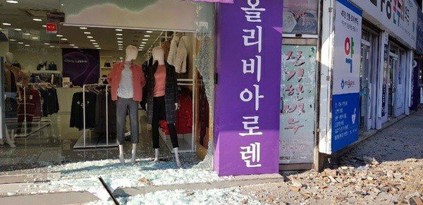 Người dân Hàn Quốc hoảng loạn chứng kiến các tòa nhà rung chuyển trong trận động đất 5,5 độ richter - Ảnh 8.