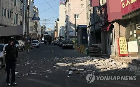 Người dân Hàn Quốc hoảng loạn chứng kiến các tòa nhà rung chuyển trong trận động đất 5,5 độ richter - Ảnh 11.