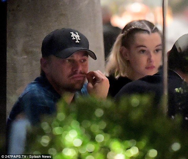 Chàng Jack Leonardo DiCaprio hẹn hò công khai với chân dài kém 21 tuổi  - Ảnh 1.