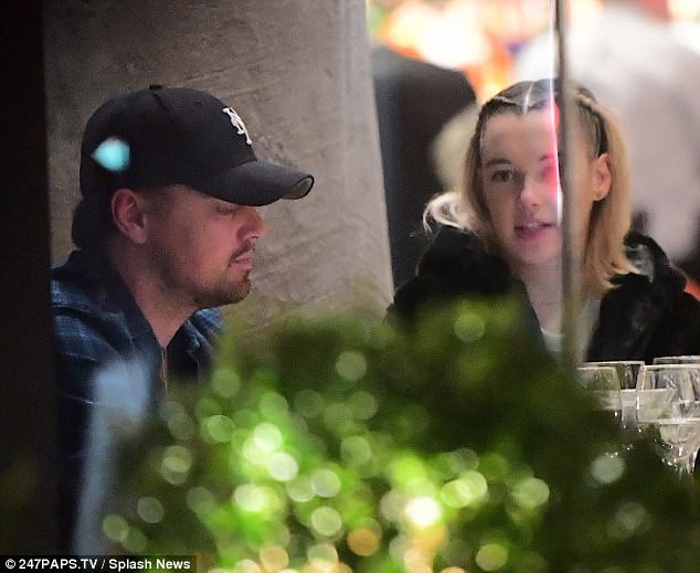 Chàng Jack Leonardo DiCaprio hẹn hò công khai với chân dài kém 21 tuổi  - Ảnh 2.