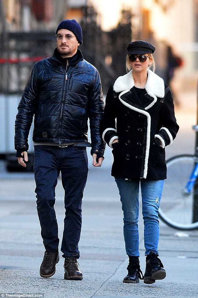 Mỹ nhân hot nhất Hollywood Jennifer Lawrence chia tay bạn trai hơn 22 tuổi - Ảnh 2.