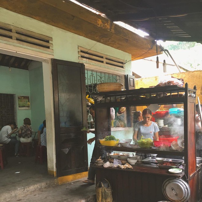 Theo chân Diệp Vấn khám phá hàng bánh mì và phở ngon nổi tiếng Hội An - Ảnh 9.