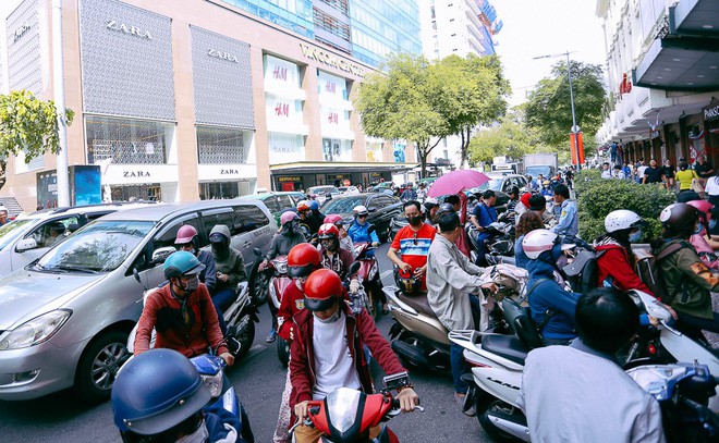 Black Friday 2017: Hà Nội nhộn nhịp đến tắc đường, Sài Gòn đông đúc buổi trưa - Ảnh 15.