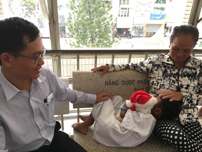 Quà giáng sinh đến sớm với cậu bé không thể đến trường vì “đôi bàn tay ếch” kỳ dị - Ảnh 11. Quà giáng sinh đến sớm với cậu bé không thể đến trường vì “đôi bàn tay ếch” kỳ dị - Ảnh 11.