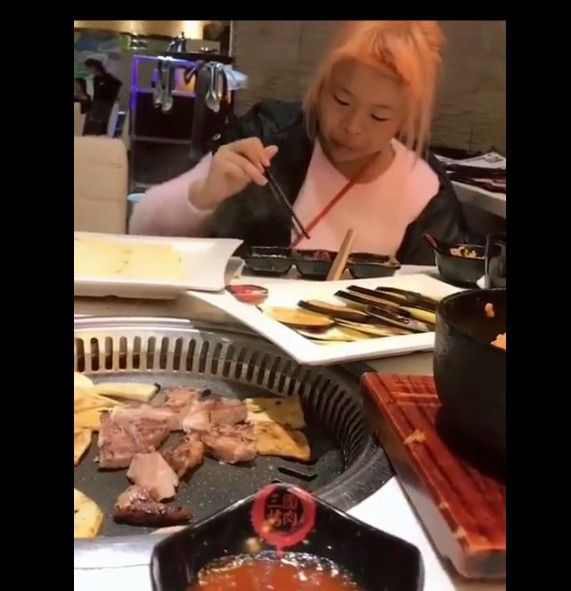 Lần đầu gặp bạn gái hot girl Trung Quốc quen qua mạng, chàng trai cao chạy xa bay vì dung nhan nàng quá sốc - Ảnh 2. Lần đầu gặp bạn gái hot girl Trung Quốc quen qua mạng, chàng trai cao chạy xa bay vì dung nhan nàng quá sốc - Ảnh 2.