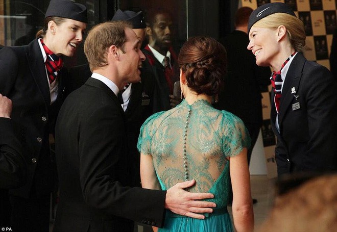 Đây là lý do Hoàng tử Harry luôn nắm tay người thương khi xuất hiện trước công chúng còn Hoàng tử William thì không - Ảnh 6.