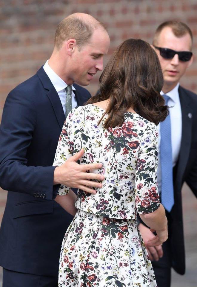 Đây là lý do Hoàng tử Harry luôn nắm tay người thương khi xuất hiện trước công chúng còn Hoàng tử William thì không - Ảnh 8.