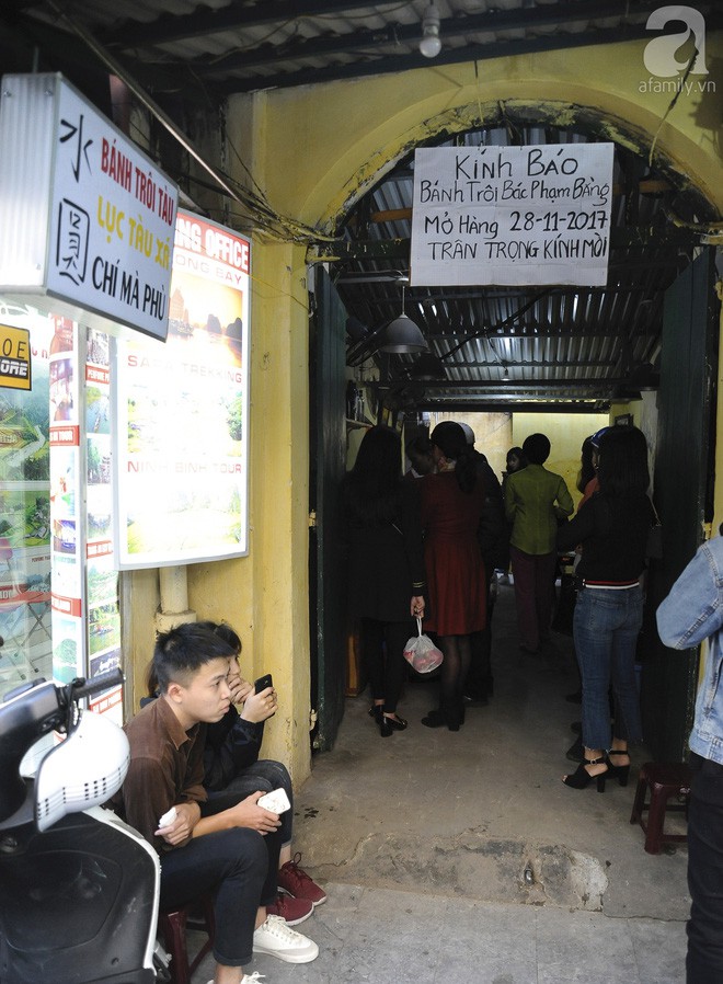 19 giờ 30, quán bánh trôi tàu bác Phạm Bằng nghỉ bán, chủ quán đứng xin lỗi khách vì hết hàng sớm - Ảnh 1.