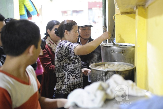 19 giờ 30, quán bánh trôi tàu bác Phạm Bằng nghỉ bán, chủ quán đứng xin lỗi khách vì hết hàng sớm - Ảnh 6.