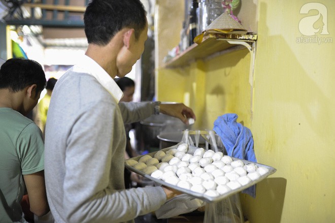 19 giờ 30, quán bánh trôi tàu bác Phạm Bằng nghỉ bán, chủ quán đứng xin lỗi khách vì hết hàng sớm - Ảnh 11.