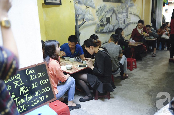 19 giờ 30, quán bánh trôi tàu bác Phạm Bằng nghỉ bán, chủ quán đứng xin lỗi khách vì hết hàng sớm - Ảnh 12.