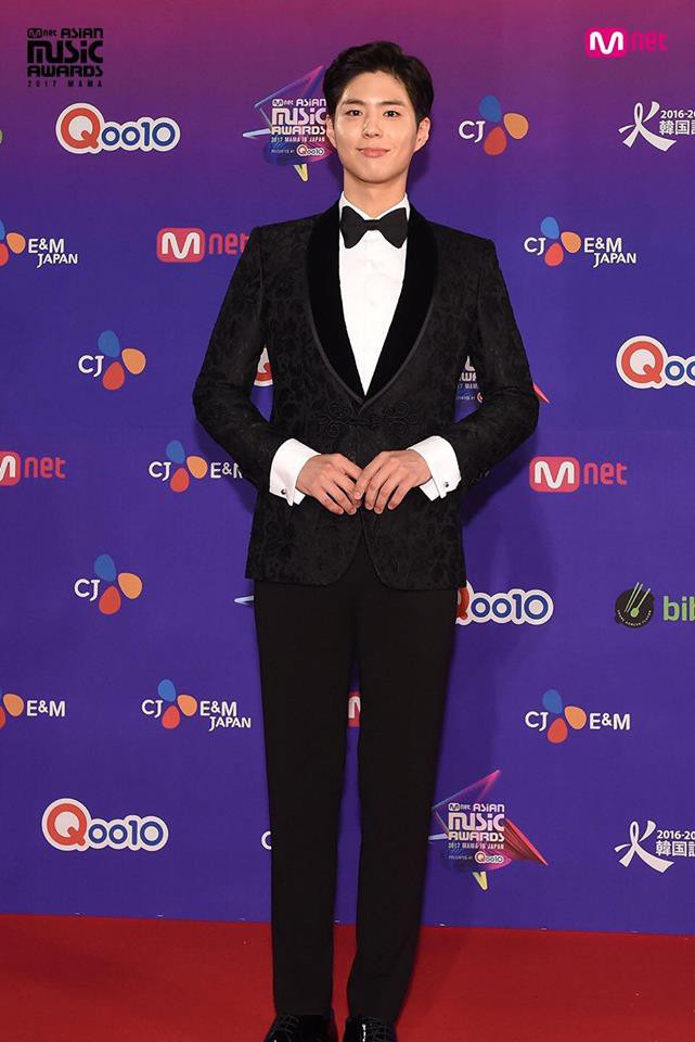 Em trai Song Joong Ki lại khiến fan xao xuyến vì xuất hiện quá đẹp trai trên thảm đỏ MAMA 2017 - Ảnh 2.