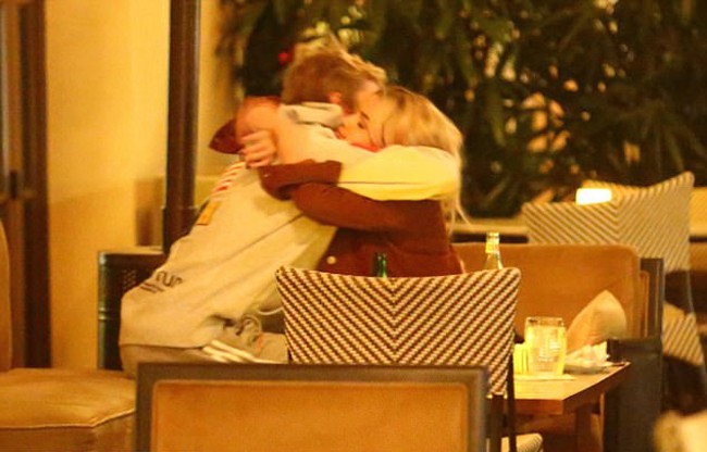 Sau 1 tuần xa cách, Selena Gomez và Justin Bieber sà vào lòng nhau, ngọt ngào trao nhau những nụ hôn - Ảnh 6.