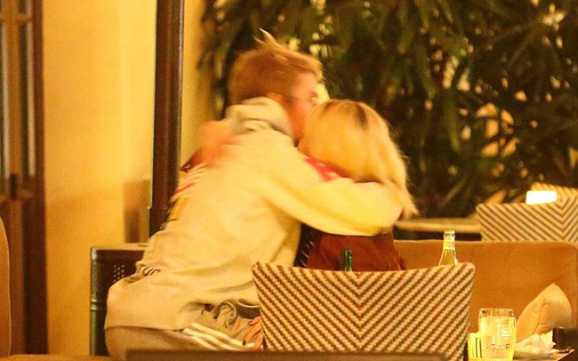 Sau 1 tuần xa cách, Selena Gomez và Justin Bieber sà vào lòng nhau, ngọt ngào trao nhau những nụ hôn - Ảnh 5.