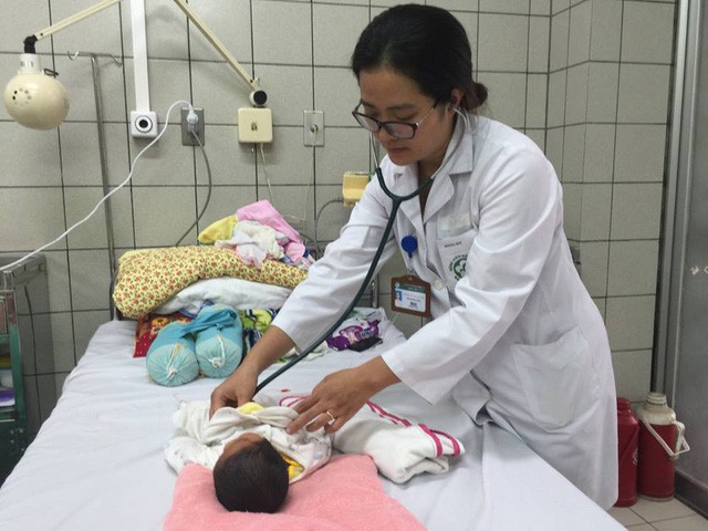 Vụ 4 trẻ sơ sinh tử vong ở Bắc Ninh: Em bé bị nặng nhất chuyển lên Bạch Mai giờ ra sao? - Ảnh 1.