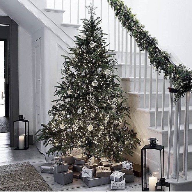 Ý tưởng trang trí cầu thang đơn giản mà lung linh để đón Giáng sinh đang tới gần - Ảnh 1.