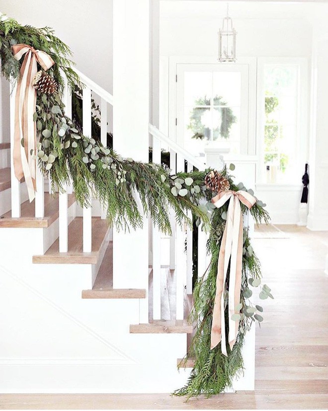 Ý tưởng trang trí cầu thang đơn giản mà lung linh để đón Giáng ...