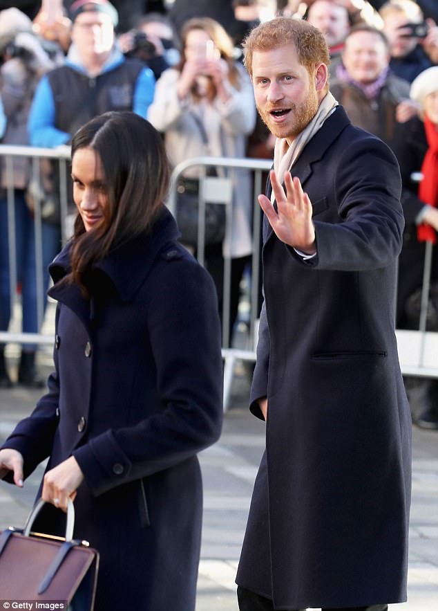 Từ cách vẫy tay cho tới phục trang, vợ tương lai của Hoàng tử Harry không ít lần vi phạm nghi thức hoàng gia  - Ảnh 4.