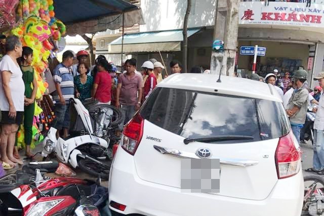 Nghi án người phụ nữ bị bắt cóc lên ô tô cướp tài sản khi đang đi cùng chồng ngay trung tâm Sài Gòn - Ảnh 1.