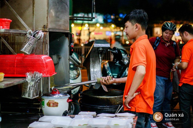 Khám phá tiệm cơm gà xối mỡ công nghệ cao xịn vô đối ở Sài Gòn - Ảnh 1.