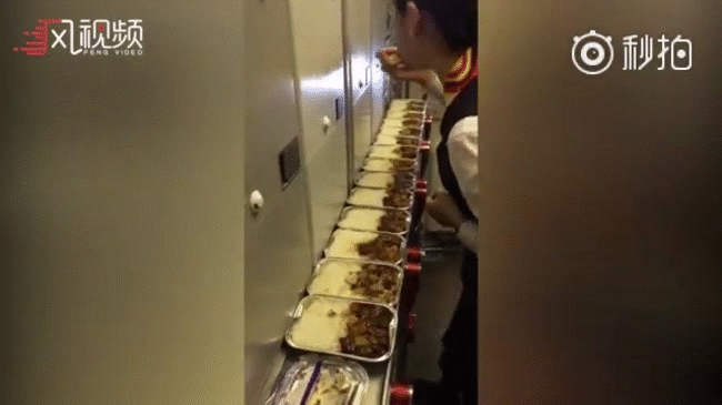 Thực hư chuyện nữ tiếp viên hàng không lén ăn cơm suất của hành khách, mỗi hộp một vài miếng - Ảnh 1.