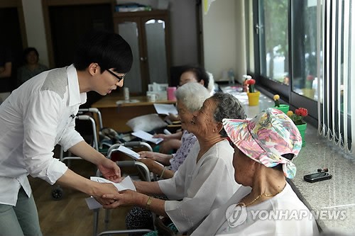 MC quốc dân Yoo Jae Suk: Người chồng 2 không – 1 chỉ được người Hàn Quốc ngưỡng mộ, muốn tôn lên làm thánh - Ảnh 2.