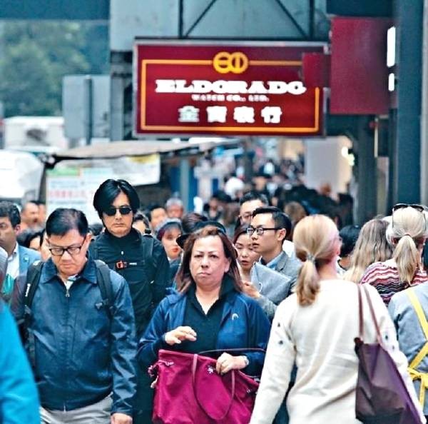 Giàu có nhất nhì Hong Kong, Châu Nhuận Phát vẫn chen chúc tàu điện ngầm, đi mua giày giảm giá - Ảnh 6.