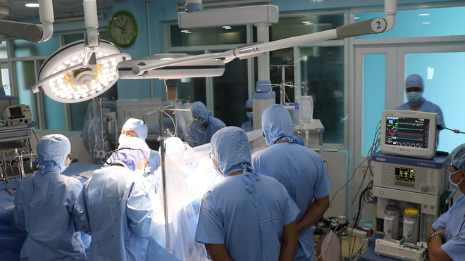 Lần đầu tiên tại Việt Nam, một bệnh viện quận phẫu thuật tim hở thành công cho cô gái 23 tuổi - Ảnh 4.