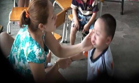 TP.HCM: Cháu bé 3 tuổi nghi bị cô giáo đánh bầm mắt - Ảnh 1.