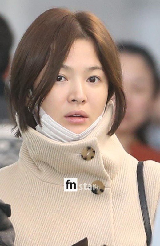 Song Hye Kyo tự tin để mặt mộc, xuất hiện một mình tại sân bay - Ảnh 2.