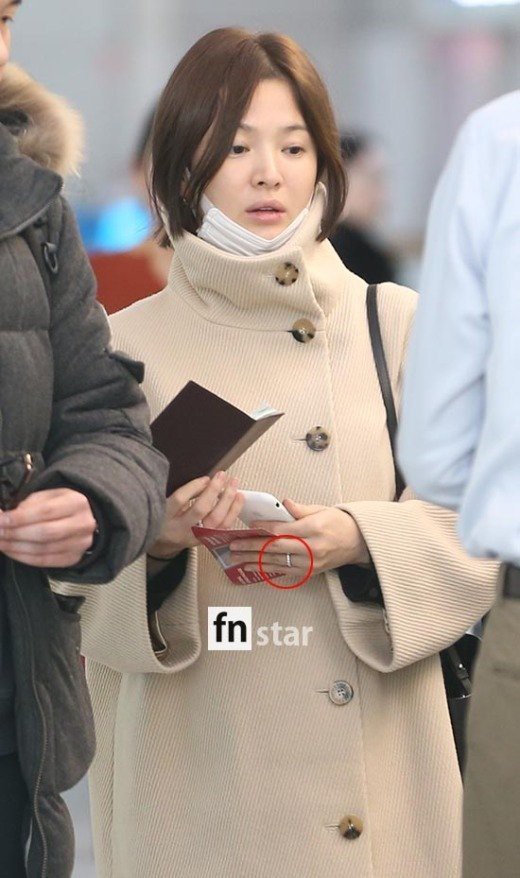 Song Hye Kyo tự tin để mặt mộc, xuất hiện một mình tại sân bay - Ảnh 4.
