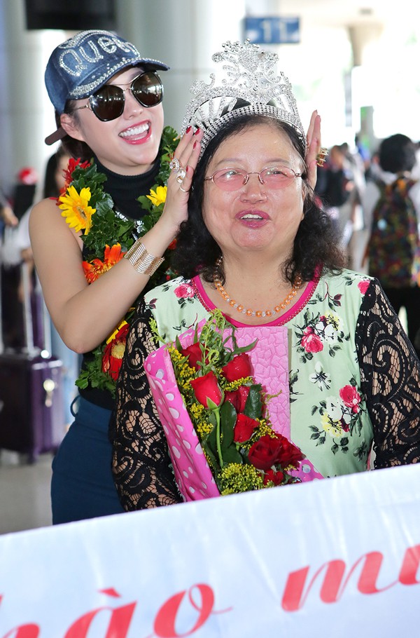 Phi Thanh Vân hạnh phúc đội vương miện Hoa hậu cho mẹ sau khi trở về Việt Nam - Ảnh 3.