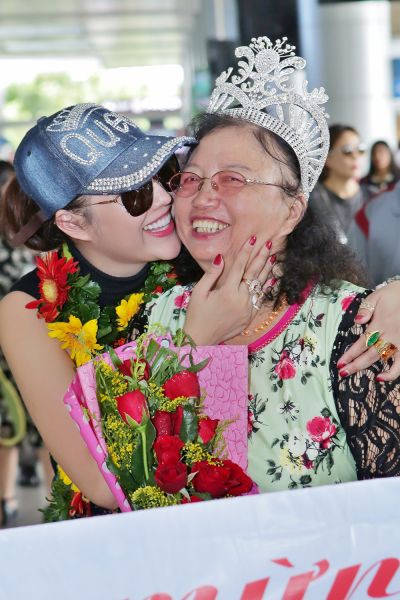 Phi Thanh Vân hạnh phúc đội vương miện Hoa hậu cho mẹ sau khi trở về Việt Nam - Ảnh 4.