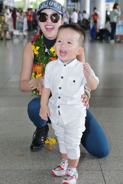 Phi Thanh Vân hạnh phúc đội vương miện Hoa hậu cho mẹ sau khi trở về Việt Nam - Ảnh 5.