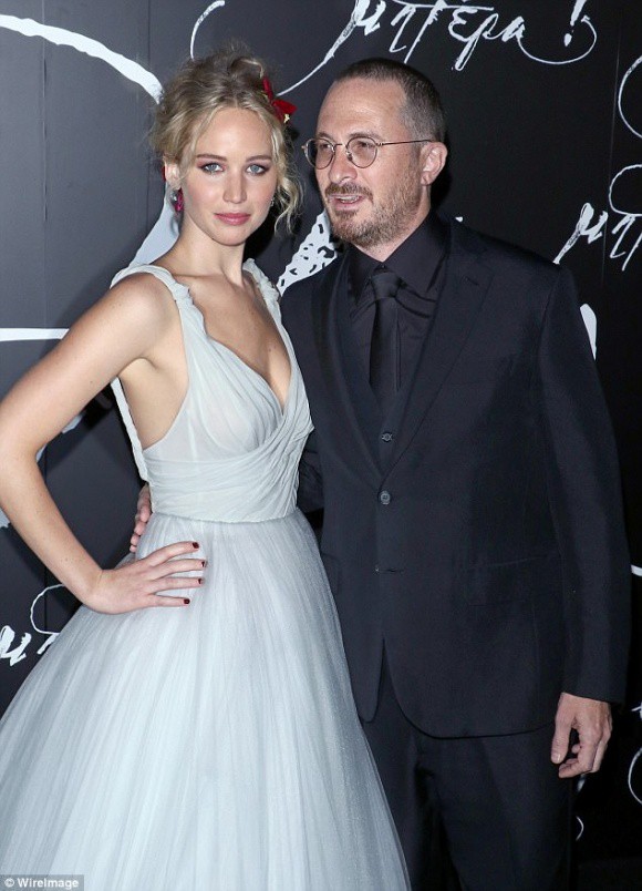 Brad Pitt không quay lại với Angelina Jolie vì bận hẹn hò với mỹ nhân quyến rũ nhất thế giới Jennifer Lawrence - Ảnh 2.