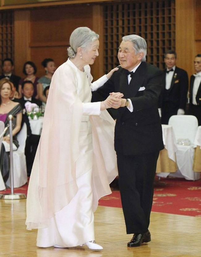 Nhà vua và Hoàng hậu Nhật Bản, mối tình hoàng tộc - thường dân, 60 năm đến đầu bạc và vẫn muốn yêu mãi mãi - Ảnh 10.