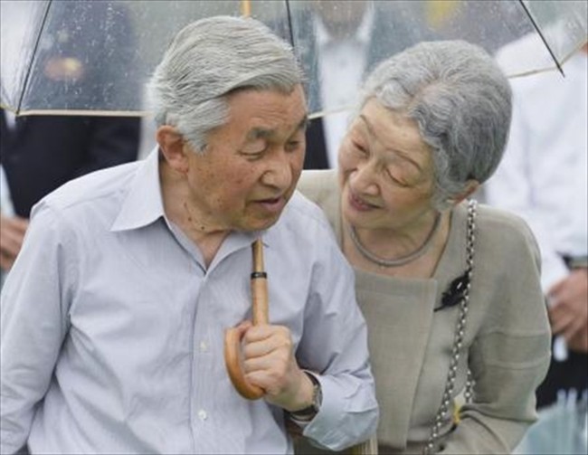 Nhà vua và Hoàng hậu Nhật Bản, mối tình hoàng tộc - thường dân, 60 năm đến đầu bạc và vẫn muốn yêu mãi mãi - Ảnh 12.