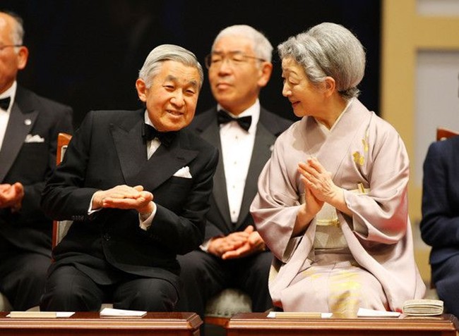Nhà vua và Hoàng hậu Nhật Bản, mối tình hoàng tộc - thường dân, 60 năm đến đầu bạc và vẫn muốn yêu mãi mãi - Ảnh 14.