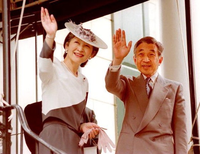 Nhà vua và Hoàng hậu Nhật Bản, mối tình hoàng tộc - thường dân, 60 năm đến đầu bạc và vẫn muốn yêu mãi mãi - Ảnh 8.
