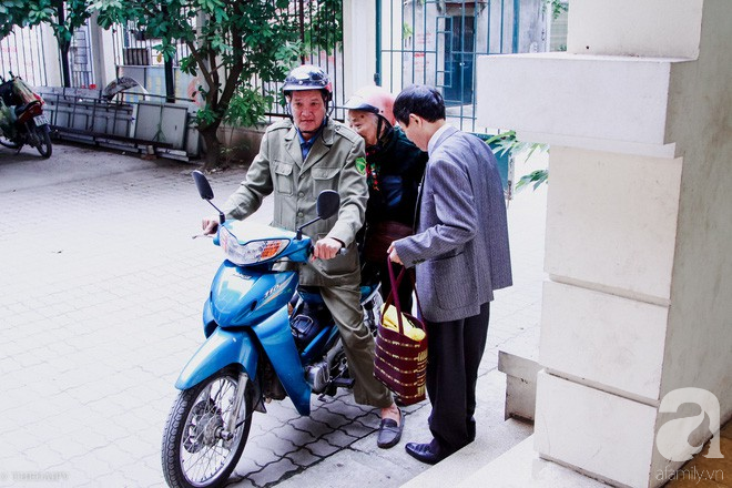 Chuyện ấm lòng ngày rét kỷ lục: Nữ bác sĩ tóc trắng bền bỉ 15 năm mở phòng khám miễn phí cho người Hà Nội - Ảnh 2.