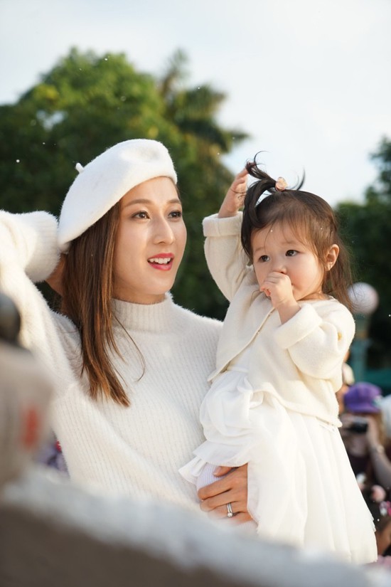 Hơn 1 năm ở ẩn, Hoa hậu Hong Kong tái xuất xinh đẹp cùng con gái  - Ảnh 1.