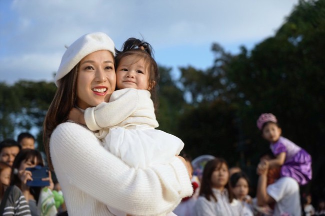 Hơn 1 năm ở ẩn, Hoa hậu Hong Kong tái xuất xinh đẹp cùng con gái  - Ảnh 2.