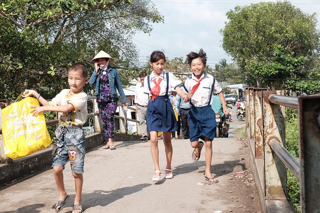 Cậu bé nghèo bị dị tật vùng kín được đặc cách khám và phát thuốc miễn phí - Ảnh 8.