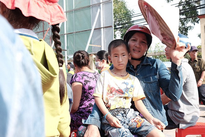 Cậu bé nghèo bị dị tật vùng kín được đặc cách khám và phát thuốc miễn phí - Ảnh 3. Cậu bé nghèo bị dị tật vùng kín được đặc cách khám và phát thuốc miễn phí - Ảnh 3.
