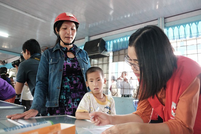 Cậu bé nghèo bị dị tật vùng kín được đặc cách khám và phát thuốc miễn phí - Ảnh 4. Cậu bé nghèo bị dị tật vùng kín được đặc cách khám và phát thuốc miễn phí - Ảnh 4.