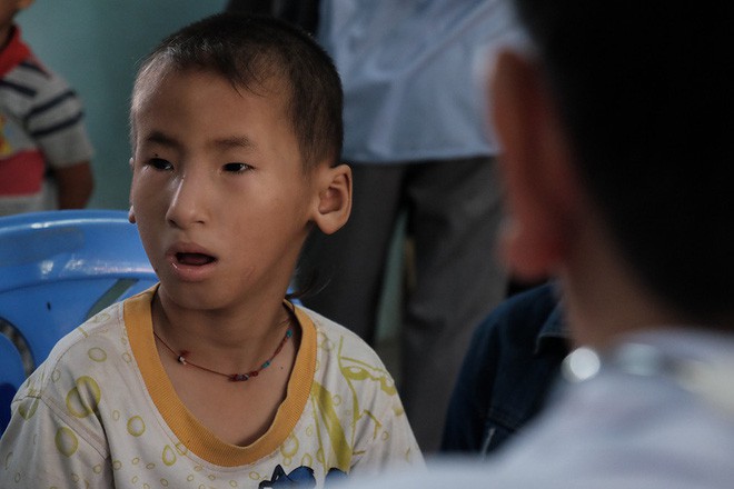 Cậu bé nghèo bị dị tật vùng kín được đặc cách khám và phát thuốc miễn phí - Ảnh 5.