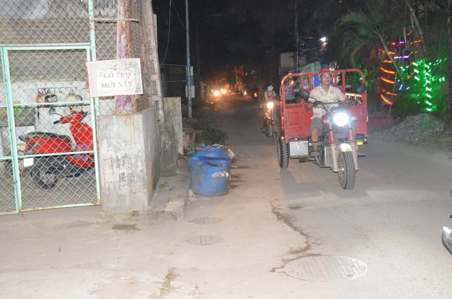 Vụ đầu người trong thùng rác: Nhiều người thuê trọ bàng hoàng, không dám đi qua khu vực - Ảnh 1.